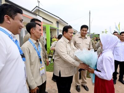 Presiden Prabowo meresmikan akad massal 26 ribu Kredit Pemilikan Rumah Fasilitas Likuiditas Pembiayaan Perumahan (KPR FLPP) sekaligus serah terima kunci rumah yang dipusatkan di Pesona Kahuripan 10, Cileungsi, Kabupaten Bogor.