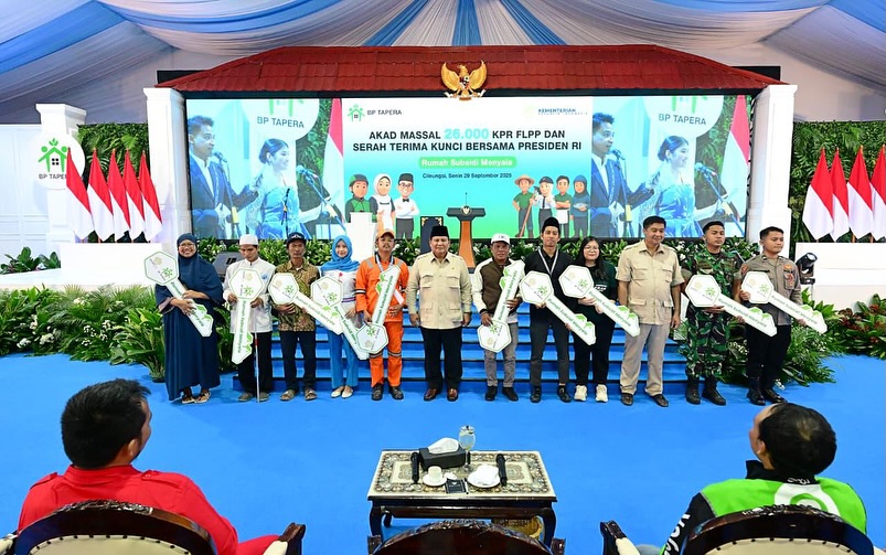 Presiden Prabowo meresmikan akad massal 26 ribu Kredit Pemilikan Rumah Fasilitas Likuiditas Pembiayaan Perumahan (KPR FLPP) sekaligus serah terima kunci rumah yang dipusatkan di Pesona Kahuripan 10, Cileungsi, Kabupaten Bogor.