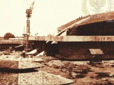 Pembangunan Gedung Senayan tempo dulu.