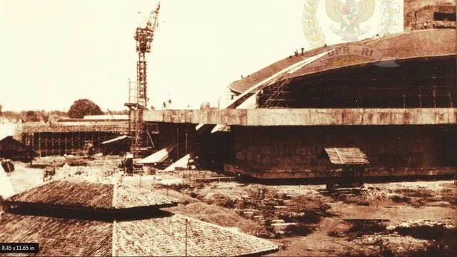 Pembangunan Gedung Senayan tempo dulu.