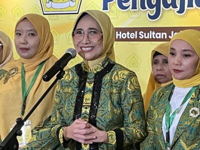 Ketua Umum DPP Pengajian Al Hidayah, Hetifah Sjaifudian (tengah)