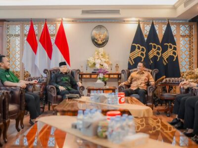 Menteri Hukum RI, Supratman Andi Agtas, saat bertemu dua kubu PPP yang berseteru.