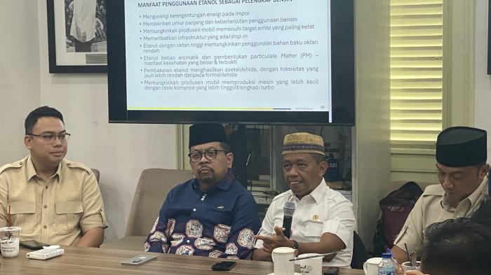Ketua Umum Partai Golkar, Bahlil Lahadalia (kedua dari kanan)