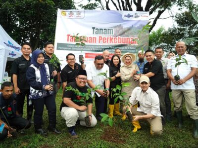 Budisatrio Djiwandono (duduk)