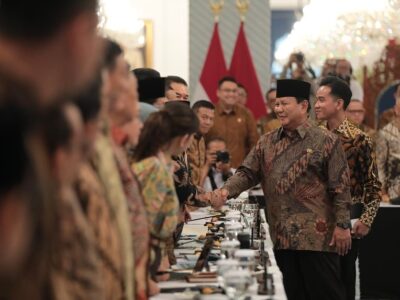 Presiden Prabowo saat menyalami para menteri dalam Rapat Kabinet Paripurna.