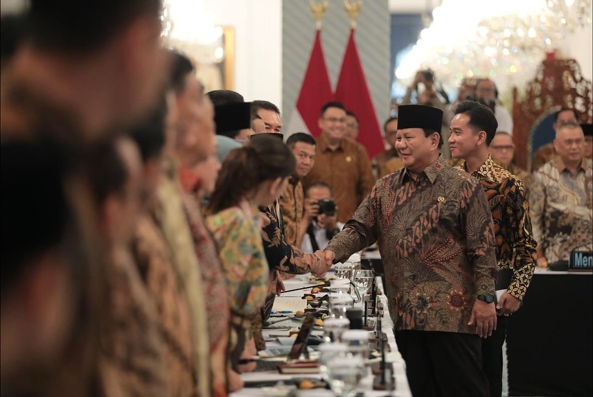 Presiden Prabowo saat menyalami para menteri dalam Rapat Kabinet Paripurna.