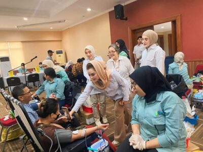 Novita Wijayanti (dua dari kanan)