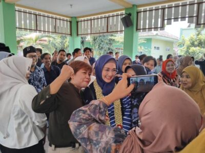 Dina Lorenza bersama para peserta kegiatan.