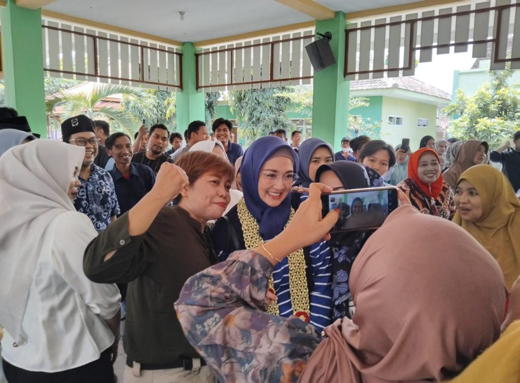 Dina Lorenza bersama para peserta kegiatan.