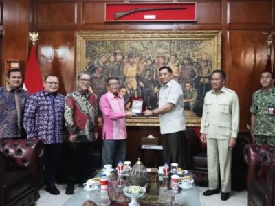 Menteri Pertahanan Sjafrie Sjamsoeddin saat menerima kunjungan Ketua Majelis Syura Partai Keadilan Sejahtera (PKS) Mohamad Sohibul Iman di Kantor Kementerian Pertahanan, Jakarta, pada Jumat (17/10).