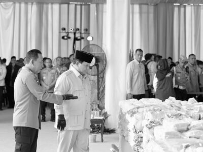 Presiden Prabowo dan Kapolri Listyo Sigit dalam agenda pemusnahan barang bukti Narkoba sitaan Polri, di Mabes Polri, Rabu (28/10)