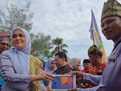 Penyerahan bantuan secara simbolik dari Anggota DPR RI Fraksi Golkar, Karmila Sari kepada salah satu warga masyarakat Rohil.