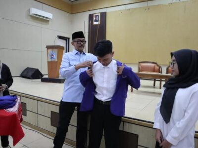 Agung Widyantoro (kedua dari kanan) bersama penerima beasiswa KIP Kuliah UMUS. Sumber foto : Humas UMUS Brebes.