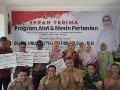 Anggota Komisi IV DPR RI Fraksi Partai Gerindra, Endang Setyawati Thohari (tengah)