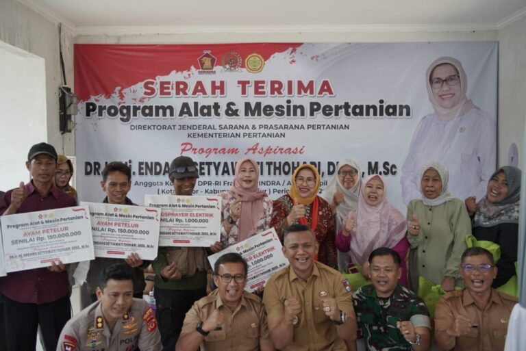 Anggota Komisi IV DPR RI Fraksi Partai Gerindra, Endang Setyawati Thohari (tengah)