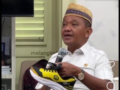 Bahlil Lahadalia saat menunjukkan sepatu sneaker buatan produk UMKM lokal.