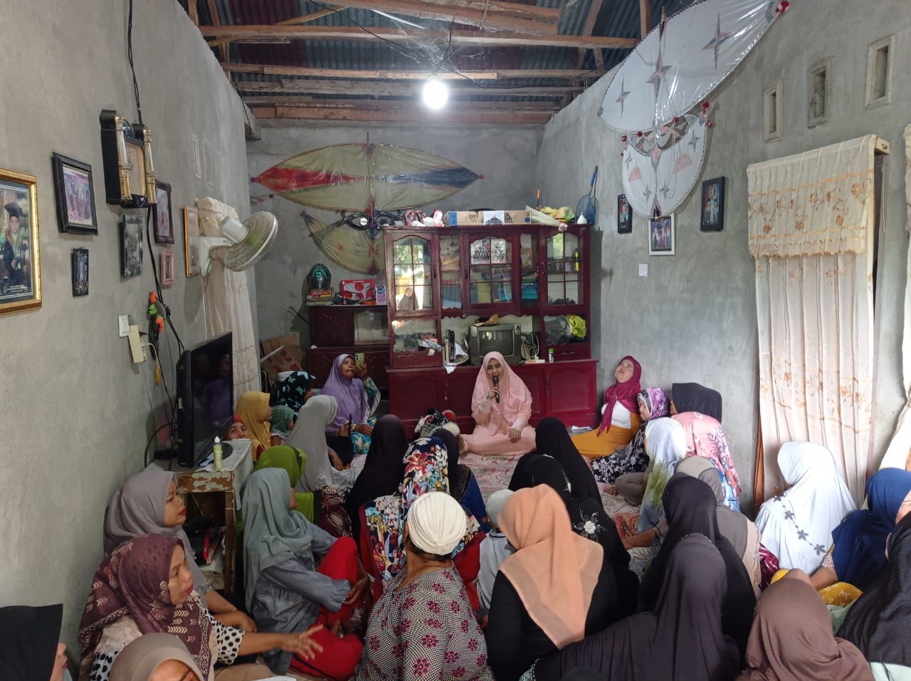 Nevi Zuairina saat silaturahmi ke rumah warga di Kota Pariaman dan Kabupaten Agam.