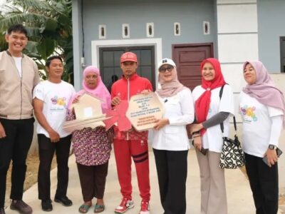 Melati saat menyerahkan bantuan rumah kepada Alfian, atlet disabilitas berprestasi.