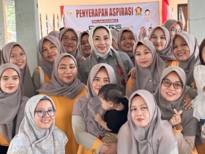 Dra. Hj. Wardatul Asriah dalam salah satu kegiatan reses di daerah pemilihannya. Sumber foto : instagram @indahsda