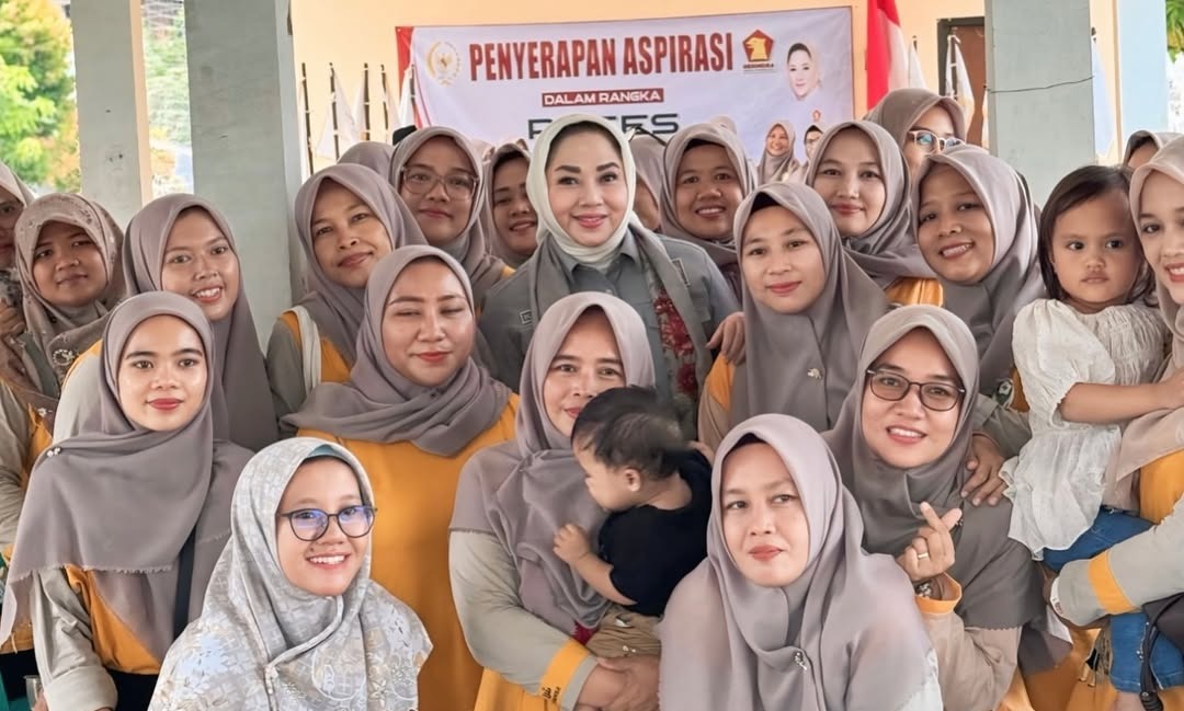 Dra. Hj. Wardatul Asriah dalam salah satu kegiatan reses di daerah pemilihannya. Sumber foto : instagram @indahsda