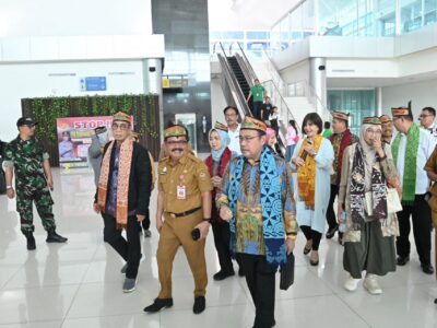 Wakil Ketua Komisi IX DPR RI, Yahya Zaini, saat disambut oleh Plt. Asisten Pemerintahan dan Kesra (Pemkesra) Herson B. Aden dalam kunjungan kerja Reses Komisi ke Palangka Raya, Kalteng, Senin (06/10/2025). Sumber foto : HUMAS Setda Kalteng