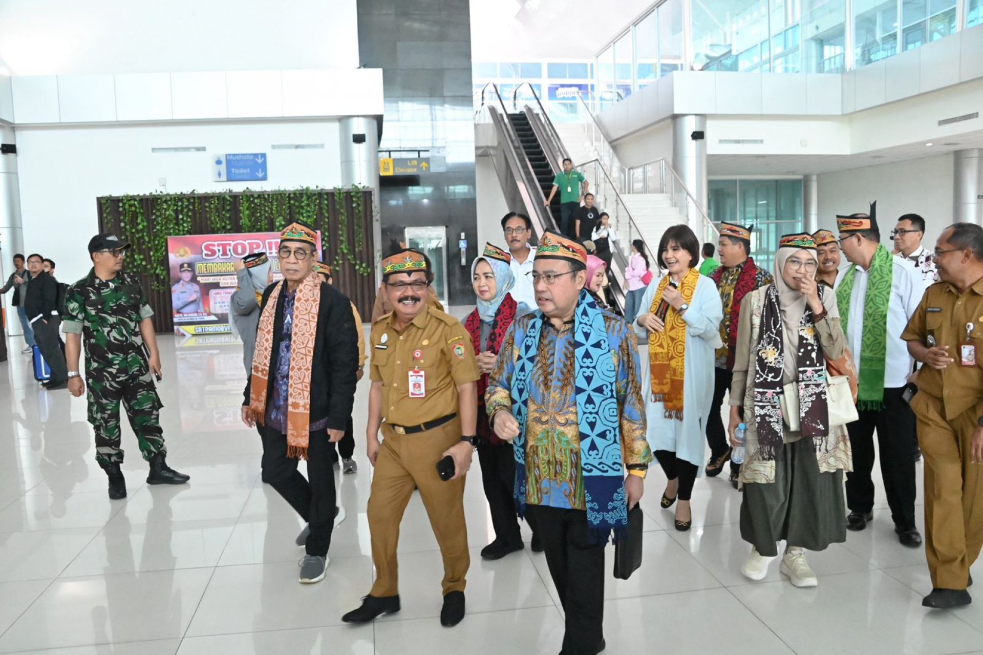 Wakil Ketua Komisi IX DPR RI, Yahya Zaini, saat disambut oleh Plt. Asisten Pemerintahan dan Kesra (Pemkesra) Herson B. Aden dalam kunjungan kerja Reses Komisi ke Palangka Raya, Kalteng, Senin (06/10/2025). Sumber foto : HUMAS Setda Kalteng