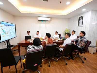 Wakil Menteri Transmigrasi Viva Yoga Mauladi saat menerima jajaran Pengurus Ikatan Alumni Universitas Indonesia (ILUNI) di Kantor Kementerian Transmigrasi, Kalibata, Jakarta, Kamis (27/11)