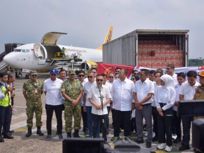 DPR menyerahkan bantuan logistik untuk didistribusikan melalui jalur udara ke berbagai daerah terdampak bencana di wilayah Pulau Sumatra pada Minggu 30 November 2025.