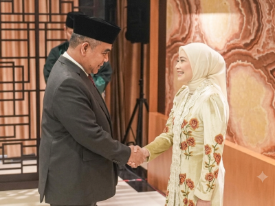 Anggota Komisi X DPR RI, Adela Kanasya Adies (kanan) menerima ucapan selamat dari Ketua MPR RI, Ahmad Muzani, seusai dilantik menjadi anggota MPR RI di Komplek Parlemen Jakarta pada Senin (22/06)