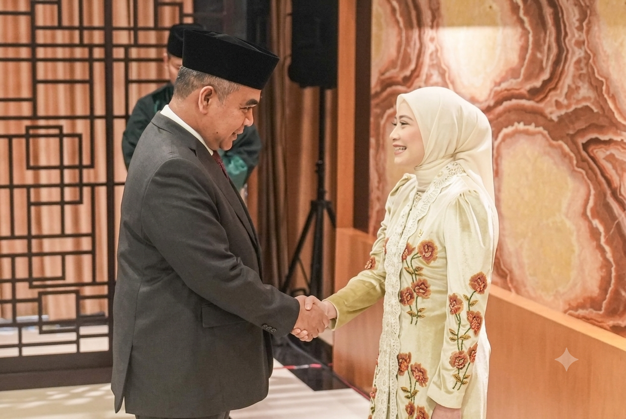 Anggota Komisi X DPR RI, Adela Kanasya Adies (kanan) menerima ucapan selamat dari Ketua MPR RI, Ahmad Muzani, seusai dilantik menjadi anggota MPR RI di Komplek Parlemen Jakarta pada Senin (22/06)