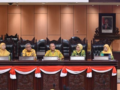 Ketua Fraksi Partai Golkar, M.Sarmuji (tengah)