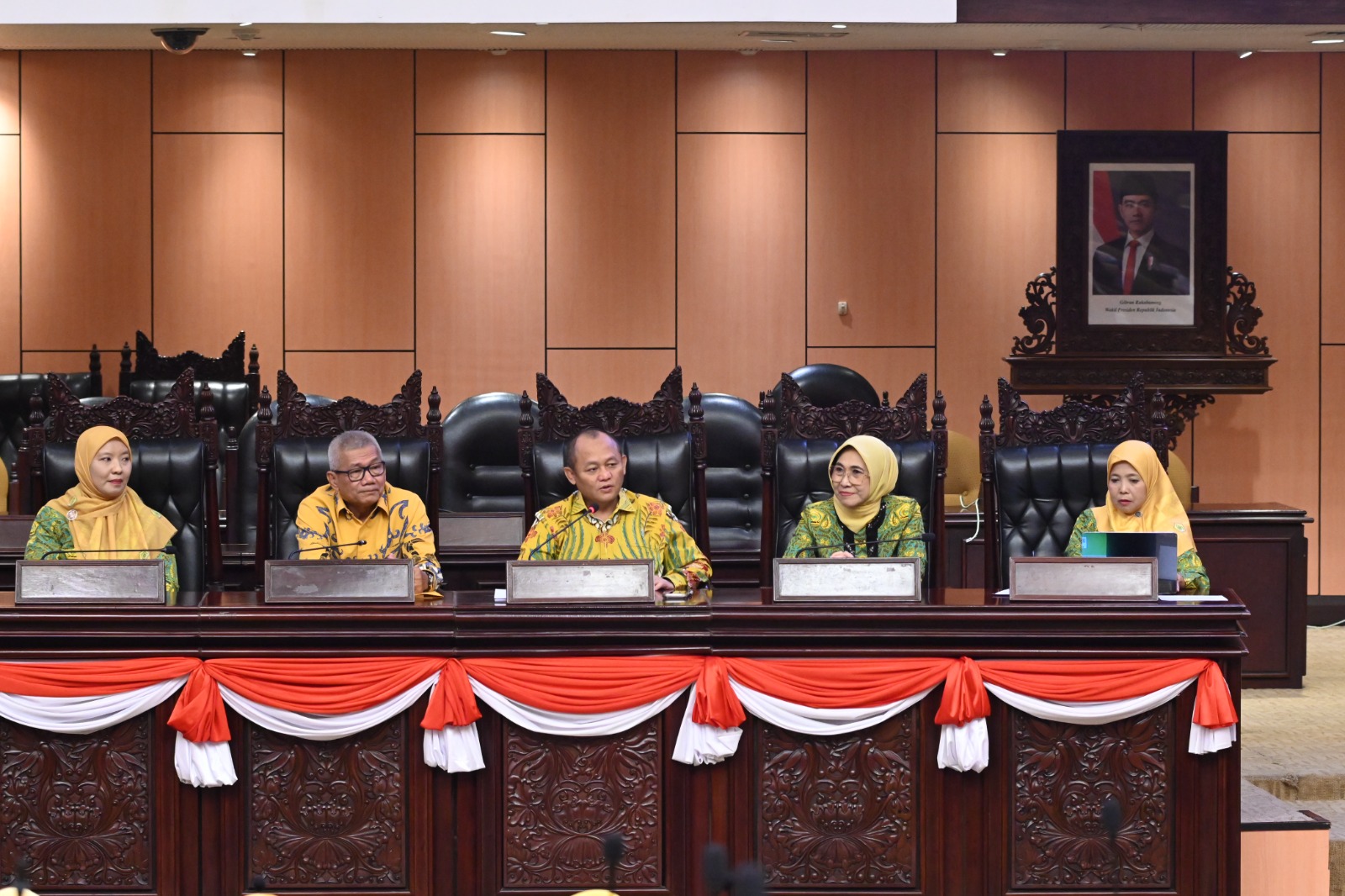 Ketua Fraksi Partai Golkar, M.Sarmuji (tengah)