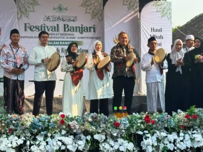 Adela Kanasya (tengah)