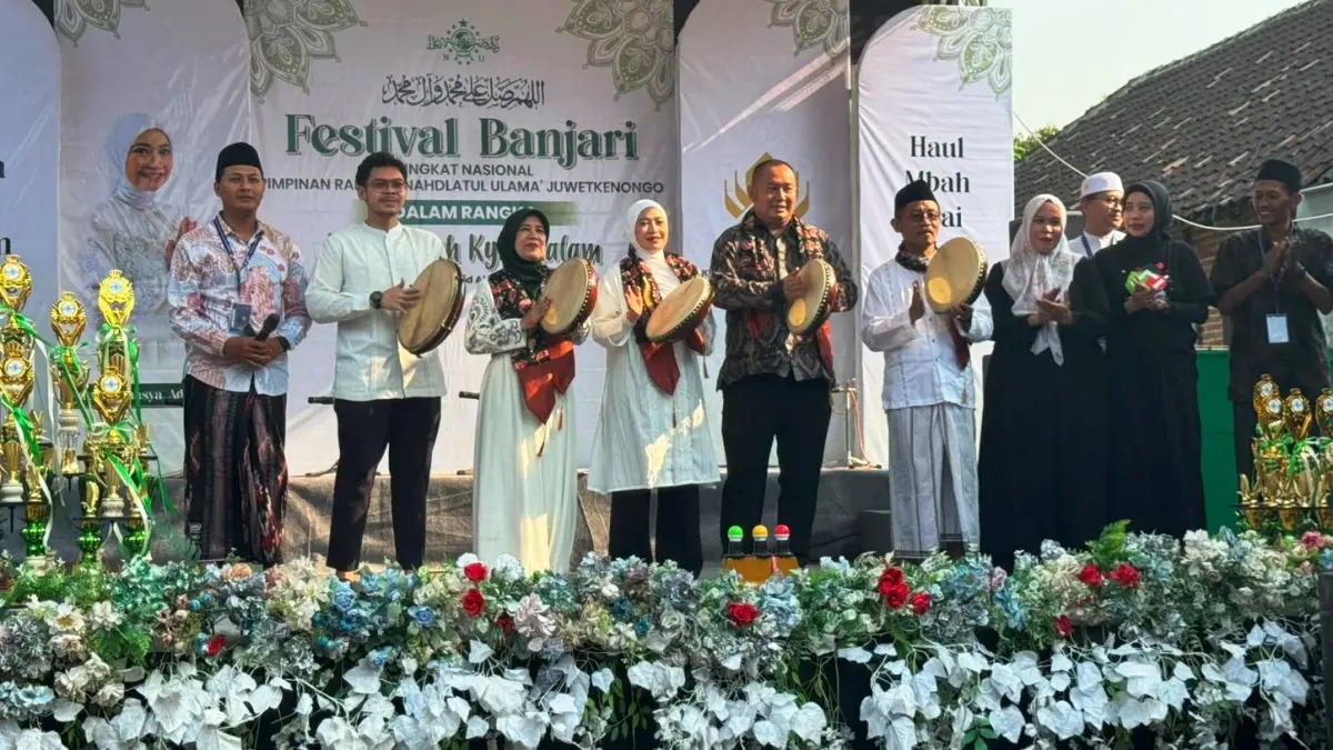 Adela Kanasya (tengah)