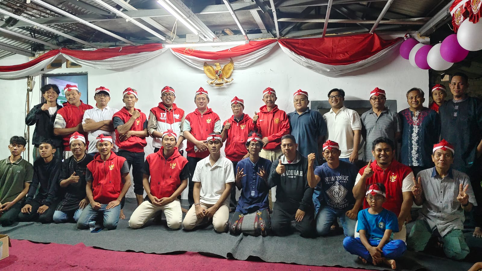 Ketua Panitia HUT ke-81 RI RT 06, Geizka Arief Ramadhan (keenam dari kiri)