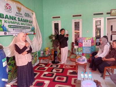 Direktur Bank Sampah Kumpul Mutiara, Indah Purwaningsih, saat menerima kunjungan Komisi III DPRD Bangka Barat di Sekretariat Bank Sampah Kumpul di Bogor pada Jum'at (28/08/2026)